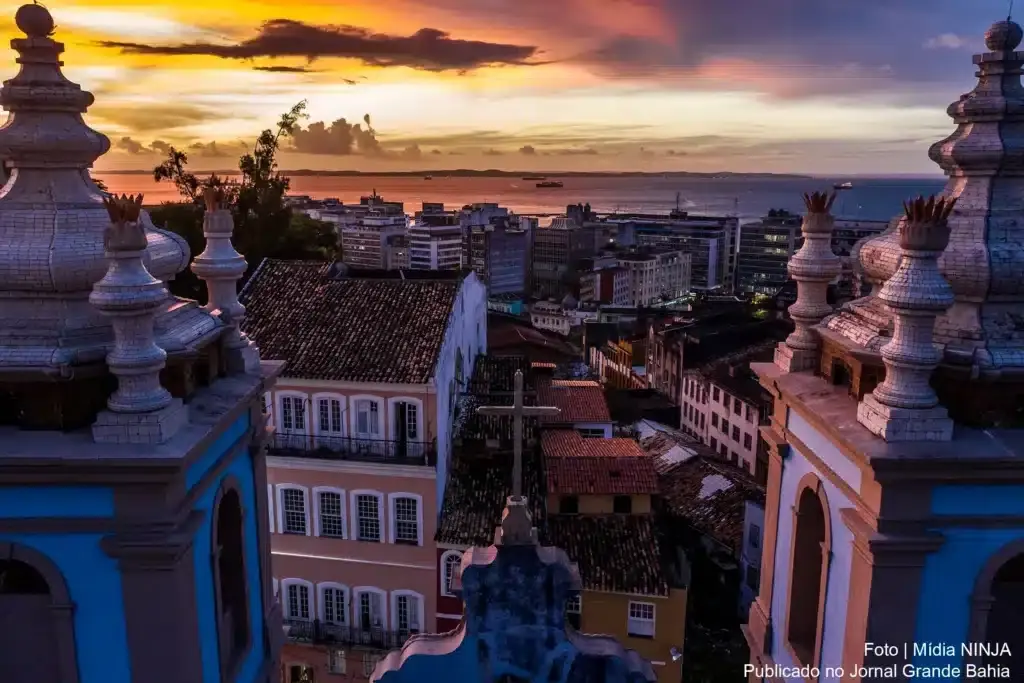 Pôr do sol visto das torres da Igreja de Nossa Senhora do Rosário dos Pretos, no Pelourinho, em Salvador