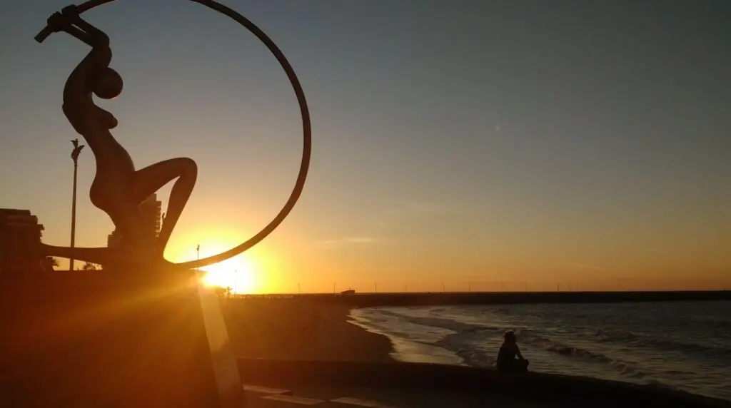 Praia de Iracema Fortaleza com o pôr do sol ao fundo. Encontre passagens baratas para fortaleza no Voopter